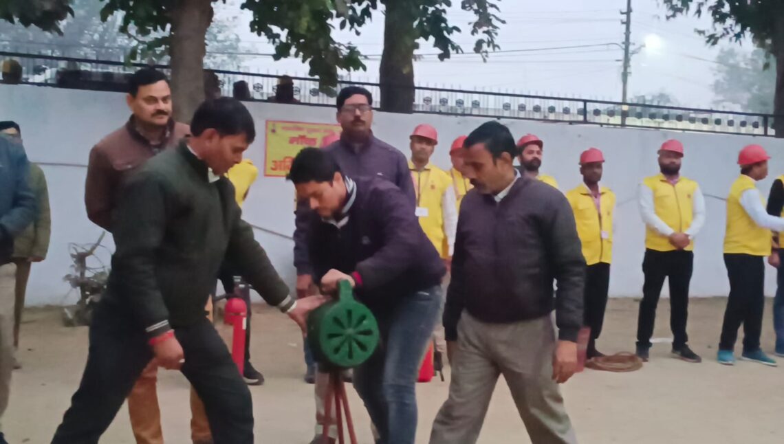 पुलिस लाइन में सिविल डिफेंस, पुलिस एवं जिला प्रशासन द्वारा संयुक्त रूप से हवाई हमले से बचाव हेतु मॉक ड्रिल एवं ब्लैकआउट अभ्यास का हुआ सफल आयोजन