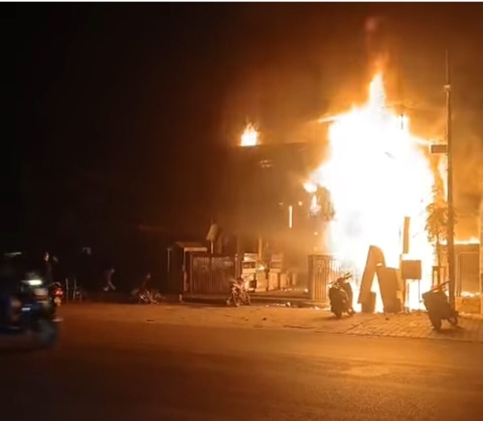 सत्तों लाला फूड कोर्ट में लगी भीषण आग, अफरा-तफरी, लाखों का नुकसान