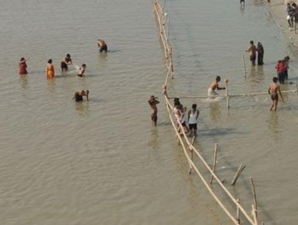 पांचाल घाट गंगा तट पर श्रद्धालु नियमों की अनदेखी कर रहे, गहरे पानी में स्नान से बढ़ा खतरा