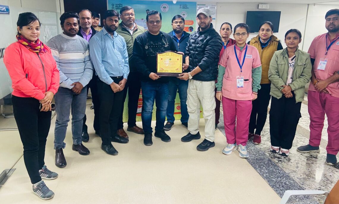 समाज सेवा की मिसाल: ब्लड कैंप के लिए लेफ्टिनेंट कर्नल डॉ. सुमित लवानिया को किया गया सम्मानित