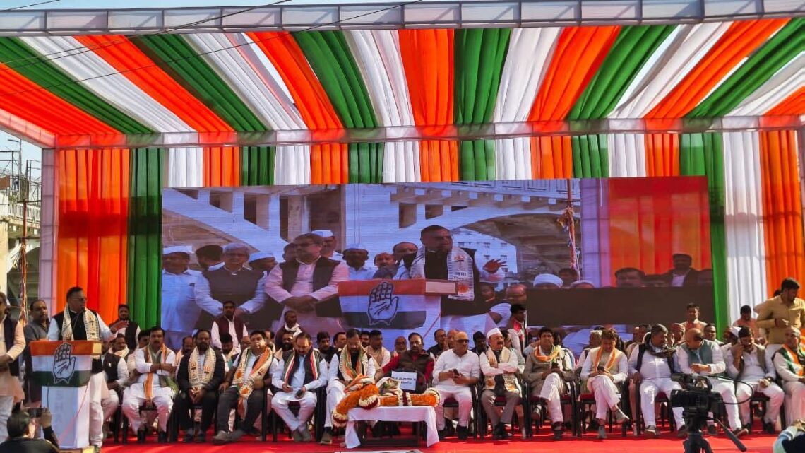 वाराणसी में “संविधान संवाद एवं कार्यकर्ता सम्मान सम्मेलन” का भव्य आयोजन, संवैधानिक मूल्यों की रक्षा का संकल्प