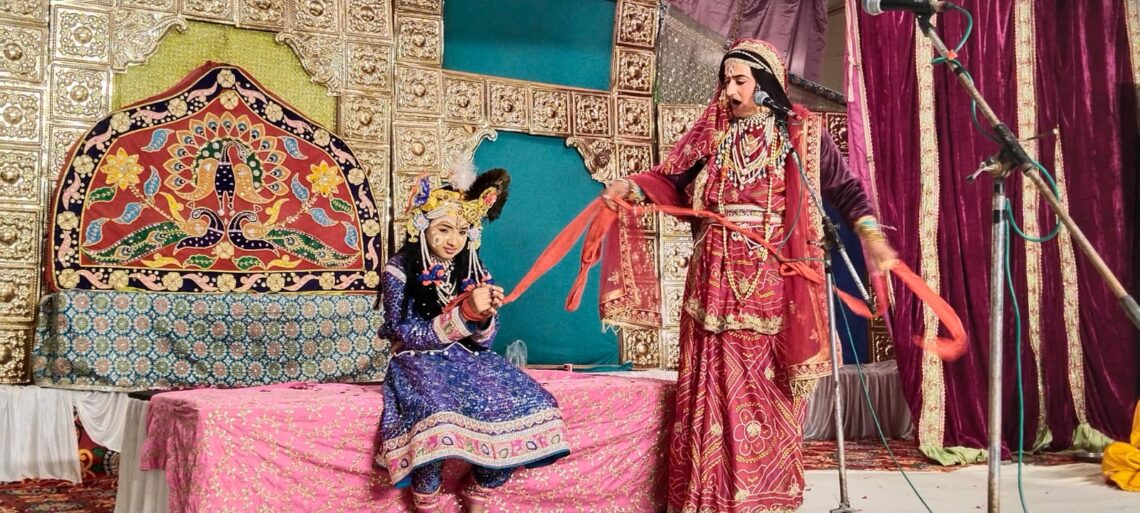 वात्सल्य मैं बंधे वंशीधर: उखल बंधन लीला सूँ भींज गयौ भक्तन कौ हियौ