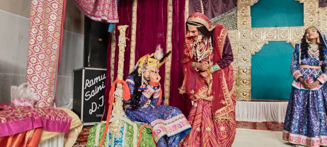 वात्सल्ये बद्धो वंशीधरः — उखलबन्धनलीलया भक्तानां हृदयानि सिक्तानि
