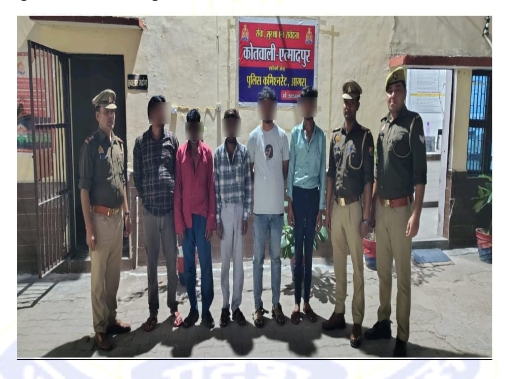 एत्मादपुर में जुए की महफ़िल पर पुलिस का छापा, 5 जुआरी गिरफ्तार