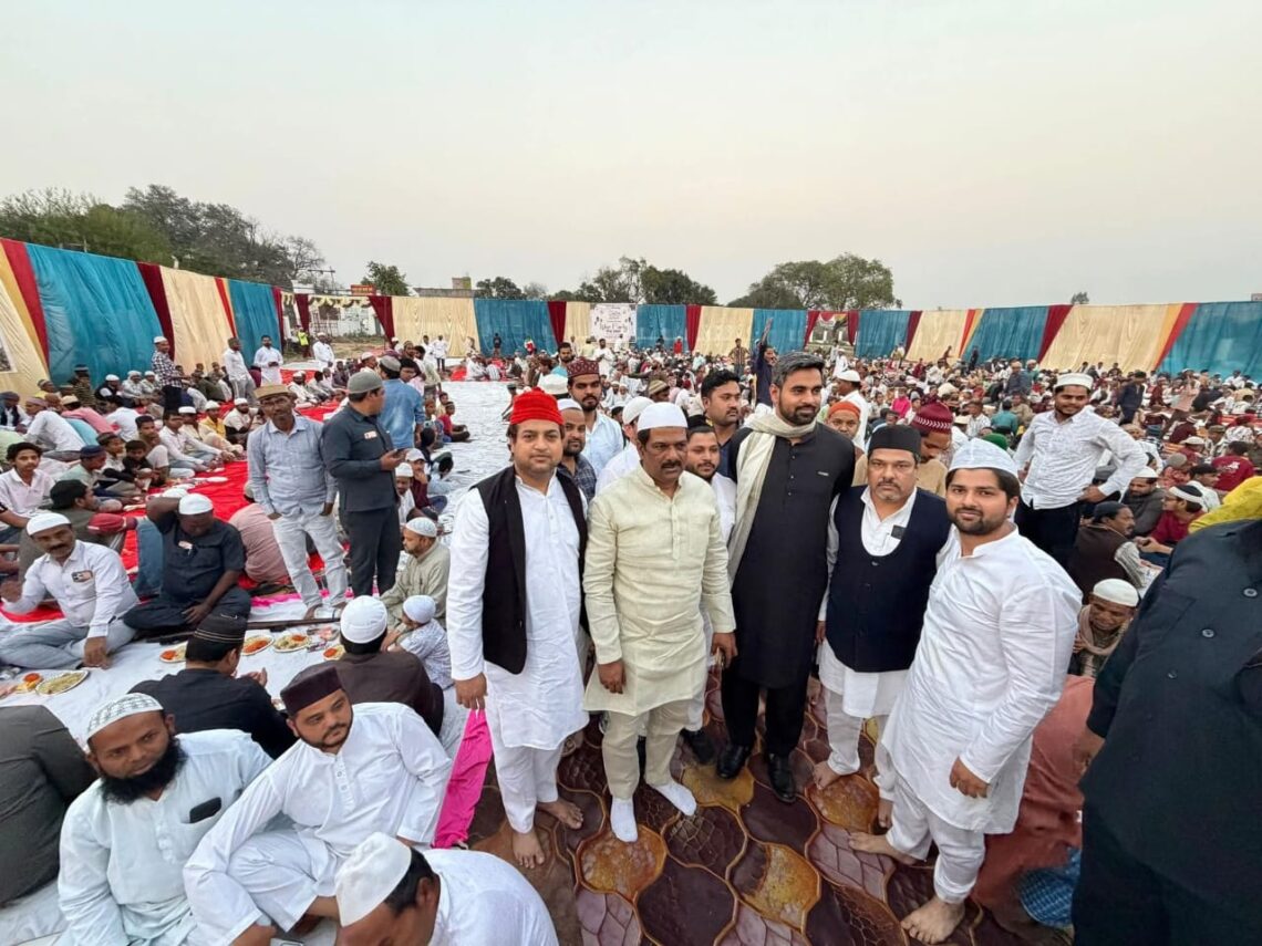 कन्नौज में गंगा-जमुनी तहज़ीब की मिसाल: छठे रोज़े पर भव्य इफ्तार, सैकड़ों लोगों ने मिलकर मांगी मुल्क की सलामती की दुआ