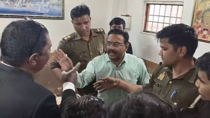 फर्रुखाबाद कचहरी में सनसनी: अधिवक्ता के चेम्बर में घुसकर तमंचा ताना, मारपीट के बाद हड़कंप