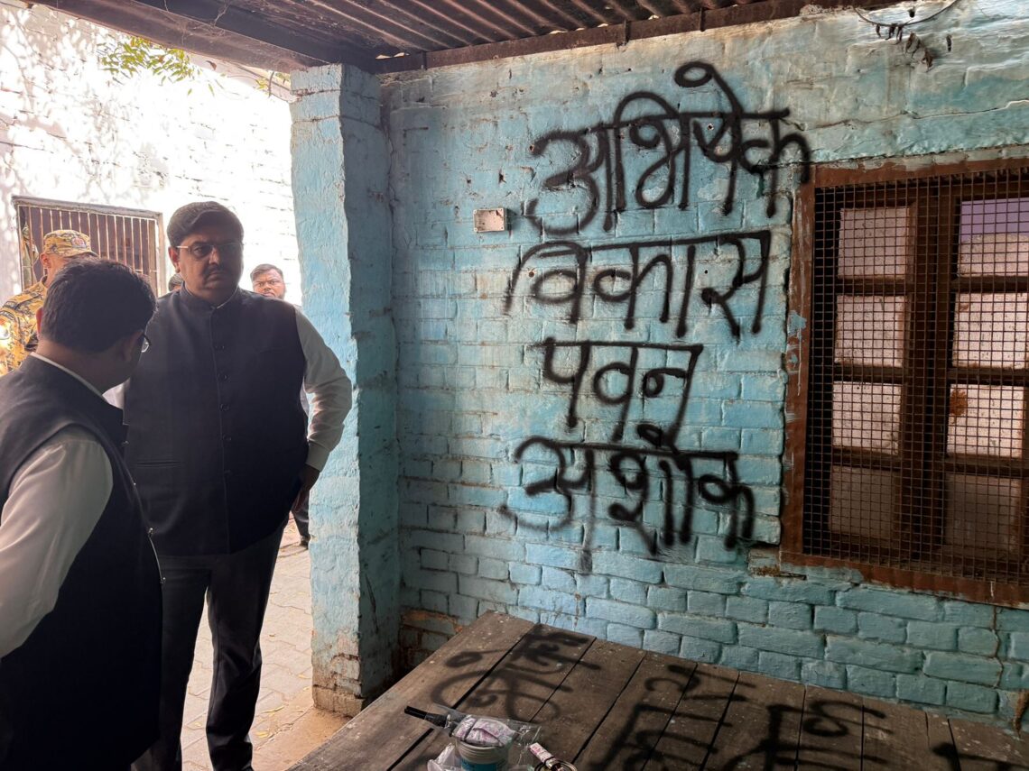 आगरा में दीवानी परिसर में अधिवक्ता के निधन के अगले ही दिन चैम्बर पर अवैध कब्जे का प्रयास, साथी वकीलों ने की शिकायत