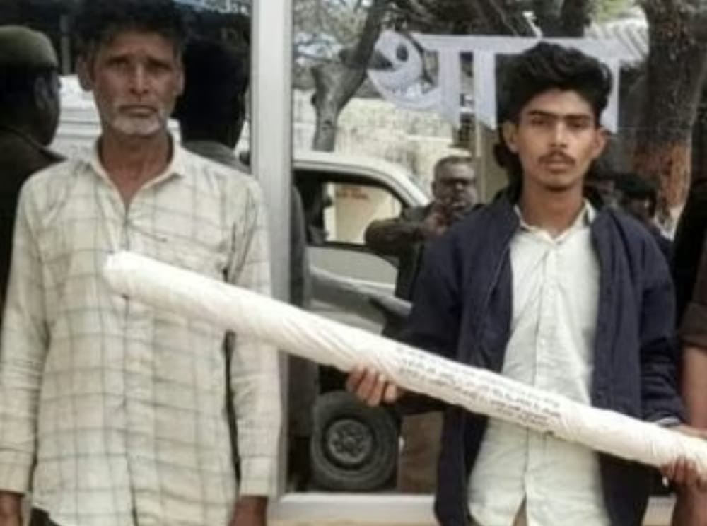 युवक की हत्या के दो आरोपी गिरफ्तार, बांस की लाठी बरामद
