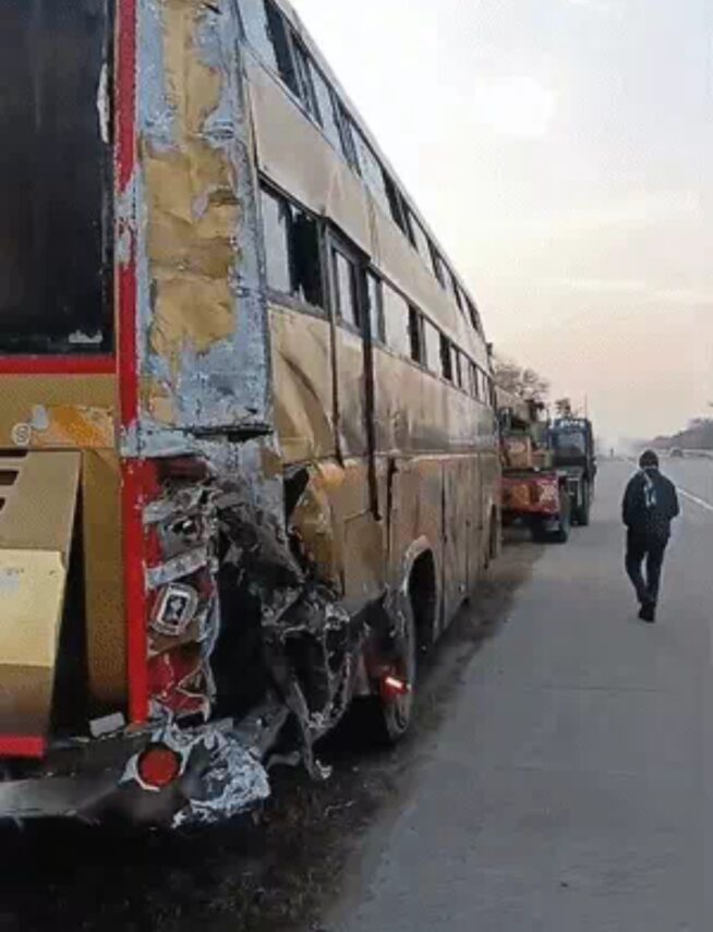 यमुना एक्सप्रेस-वे पर दर्दनाक हादसा: कंटेनर ने बस व यात्रियों को रौंदा, 6 की मौत, एक गंभीर