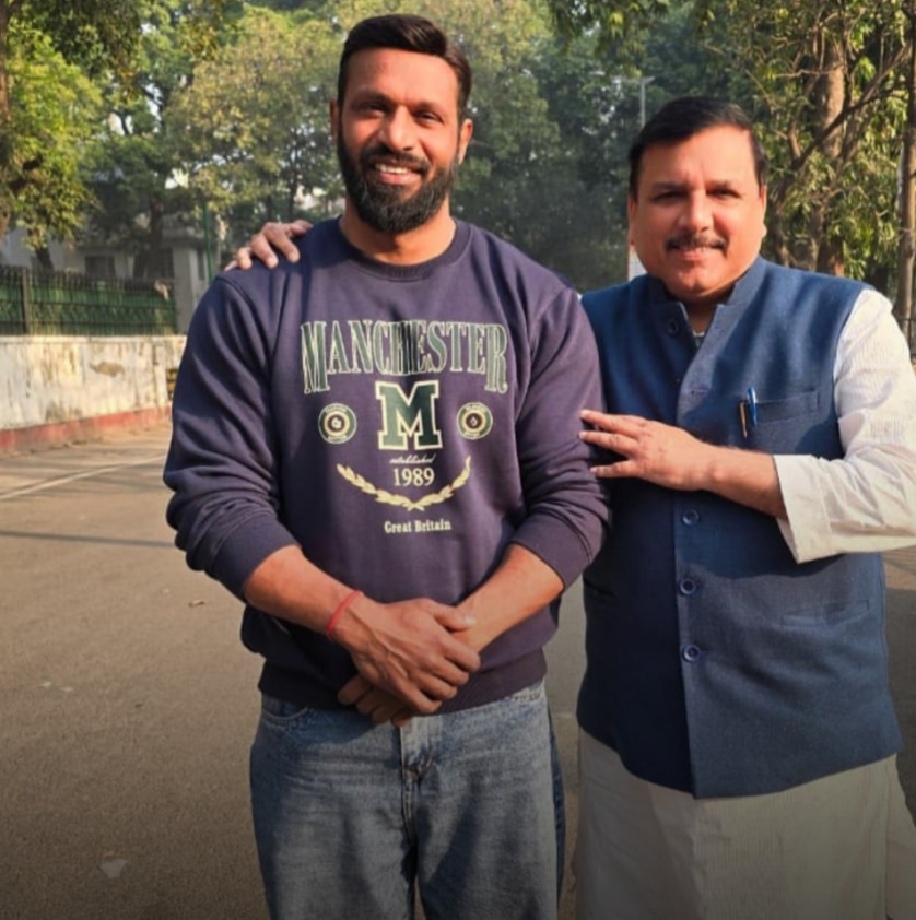 राहुल गांधी के बाद अब संजय सिंह से मिले मोहम्मद दीपक, बोले – “मोहब्बत ही पहचान है”