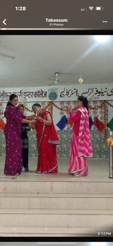 अनवरी नीलोफर गर्ल्स इंटर कॉलेज में माहेनूर खान को शील्ड से नवाज़ा गया, प्रिंसिपल किरण यादव ने किया सम्मान