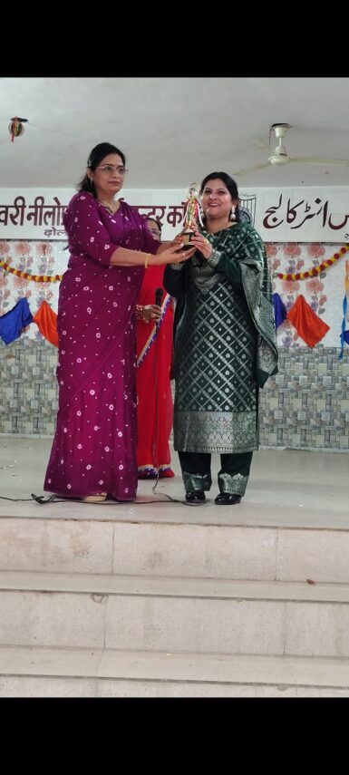अनवरी नीलोफर गर्ल्स इंटर कॉलेज मध्ये तबस्सुम अब्बास ‘श्रेष्ठ-अध्यापिका’ पुरस्कारेण सम्मानिता