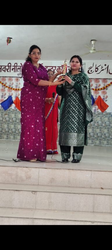 Tabassum Abbas Honoured with ‘Best Teacher’ Award at Anwari Neelofar Girls Inter College
