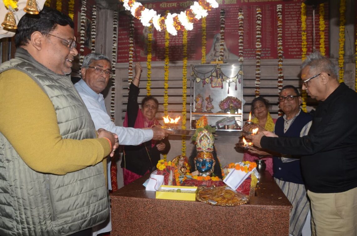अभिषेक, सामूहिक आरती एवं प्रसाद वितरण के साथ भक्तिमय वातावरण में संपन्न हुआ आयोजन