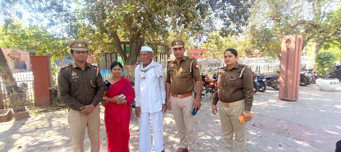 60 वर्षीय वृद्ध पर्यटक का सहारा बनी आगरा पुलिस, 30 मिनट में परिवार से मिलाया