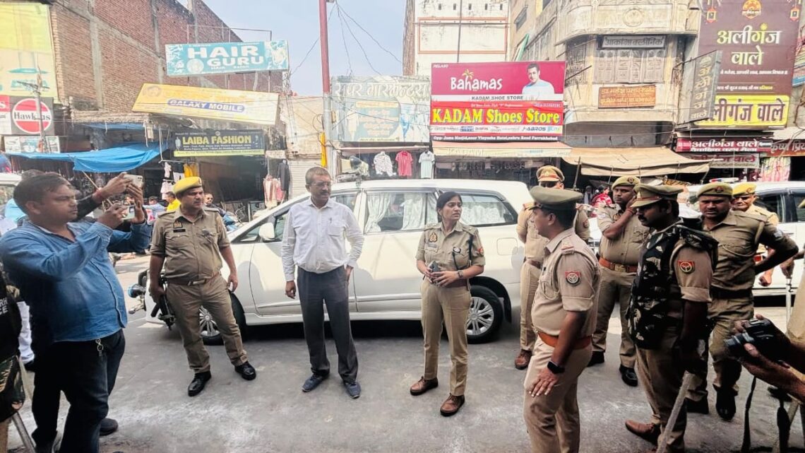 फर्रुखाबाद में अकीदत के साथ अदा हुई अलविदा जुमा की नमाज, डीएम-एसपी ने पैदल गश्त कर लिया सुरक्षा का जायज़ा