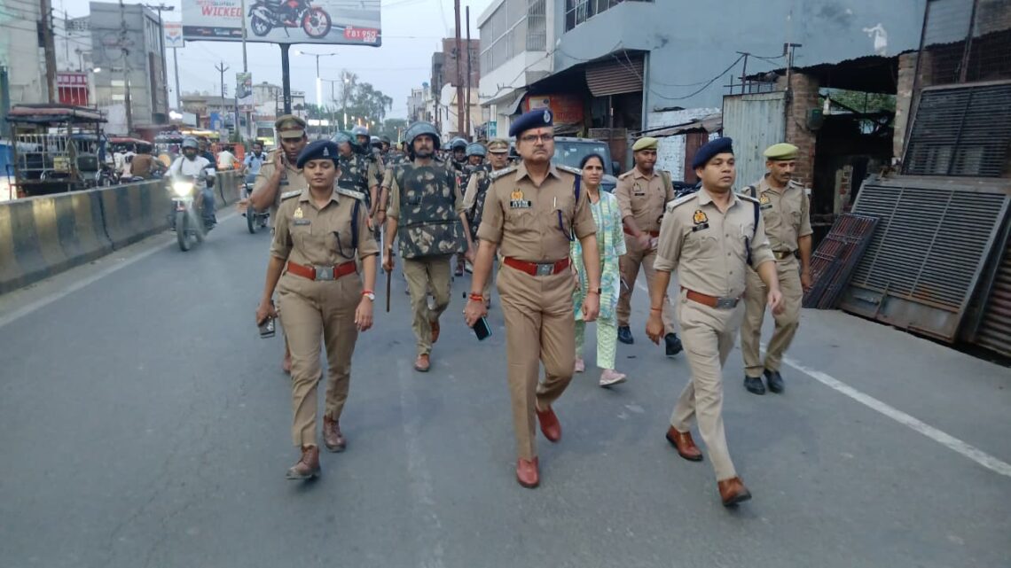 कासगंज में त्योहारों को लेकर पुलिस सतर्क: एसपी ने किया पैदल गश्त, सुरक्षा व्यवस्था का लिया जायजा