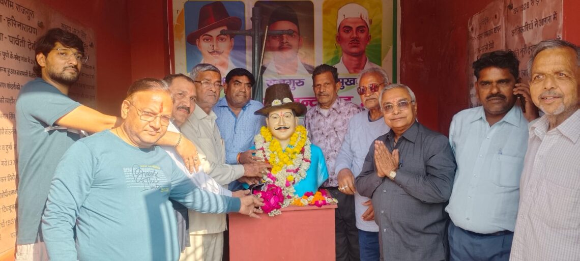 शहीद दिवस पर उमड़ा देशभक्ति का जज्बा, नूरी दरवाजा स्थित स्मारक पर दी गई भावभीनी श्रद्धांजलि