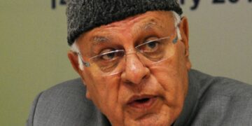 पूर्व मुख्यमंत्री फारूक अब्दुल्ला पर फायरिंग, बाल-बाल बचे — उमर अब्दुल्ला ने उठाए सुरक्षा पर सवाल