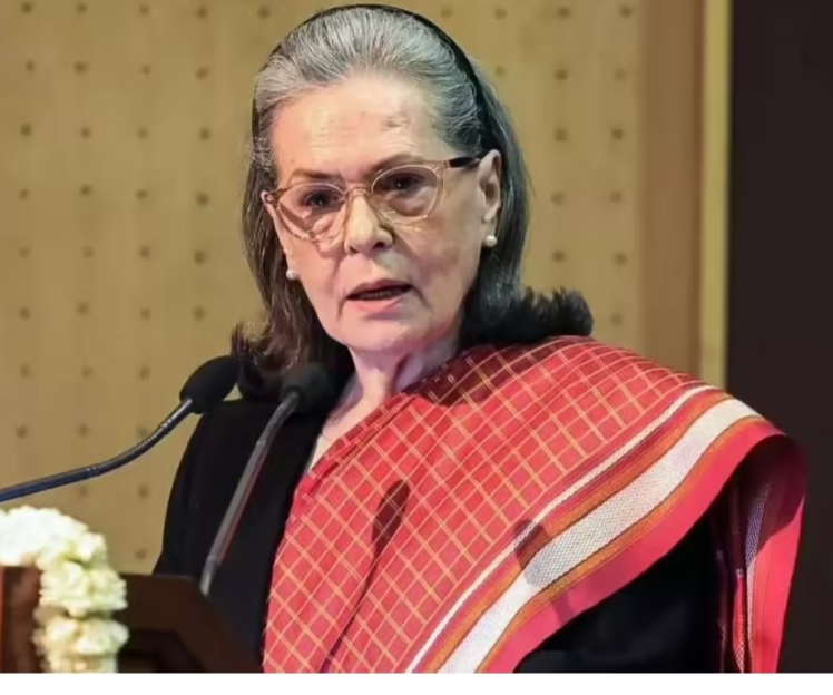 सोनिया गांधी की तबीयत बिगड़ी, गंगाराम अस्पताल में भर्ती; प्रियंका और राहुल साथ मौजूद