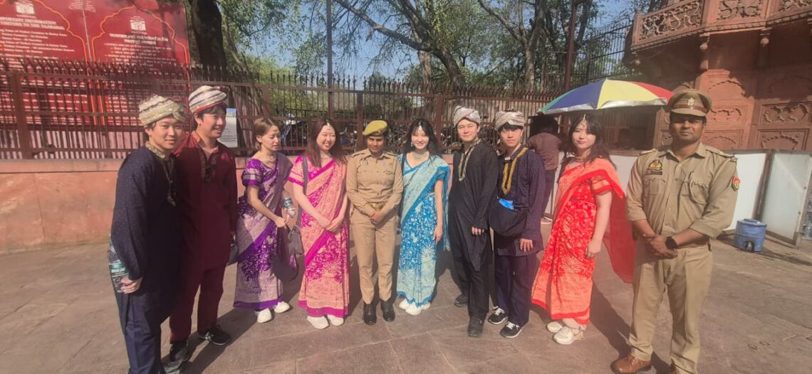 दक्षिण कोरिया के पर्यटकों का ताज सुरक्षा पुलिस ने किया स्वागत, दी ताजमहल की जानकारी