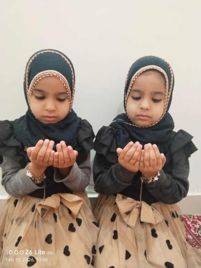 6 साल की दो जुड़वां नन्ही बहिनें आयत ओर जुवेरिया माह-ए-रमजान में रोजा रखकर कर रही है अल्लाह की इबादत