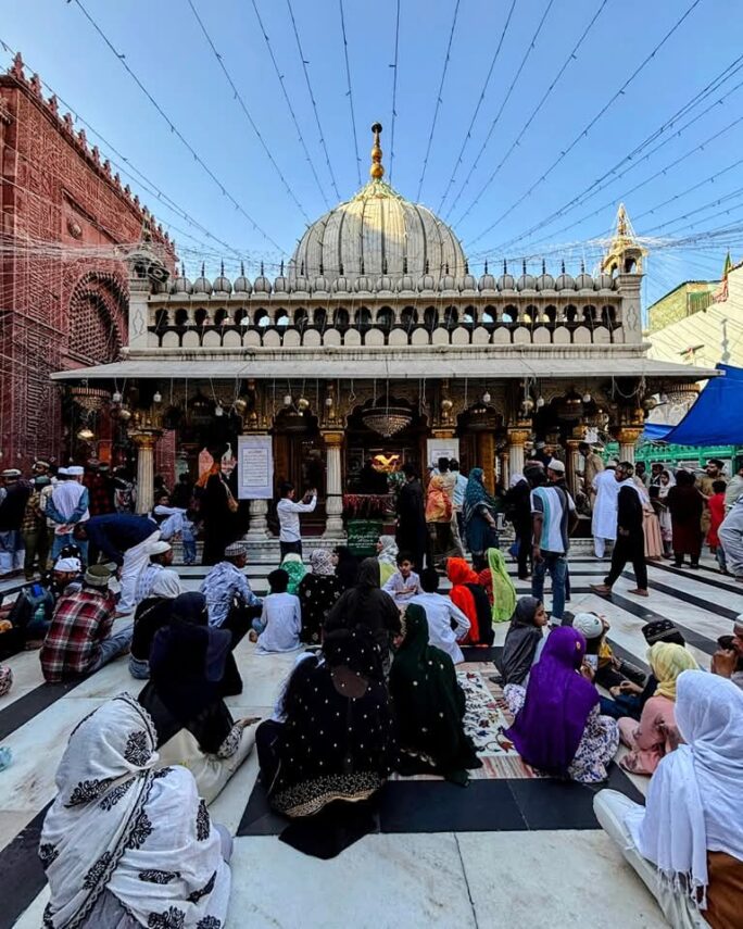 🌹 रहमत, मोहब्बत और इंसानियत का पैग़ाम: हज़रत निज़ामुद्दीन औलिया की याद में 🌹