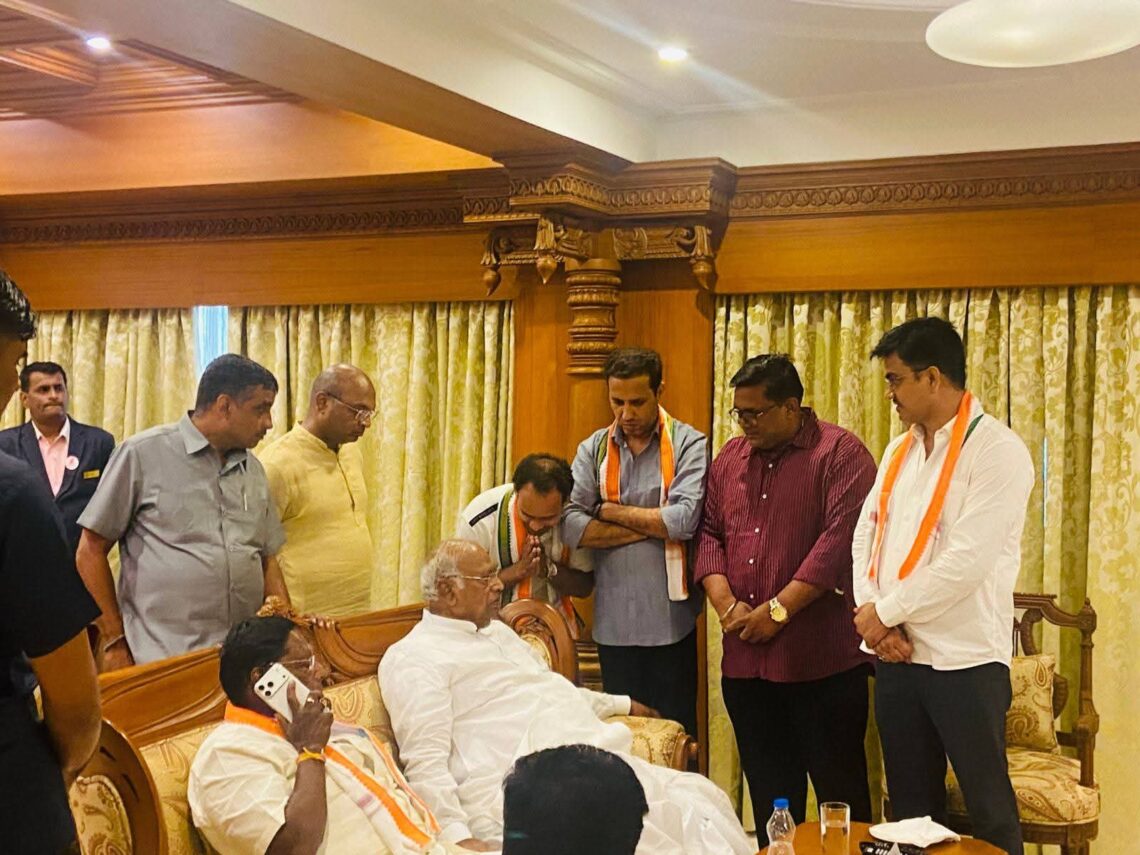 तस्वीर में कैद गुफ्तगू ने खोले सियासी राज, रॉकी और कांग्रेस अध्यक्ष की बातचीत बनी चर्चा का केंद्र