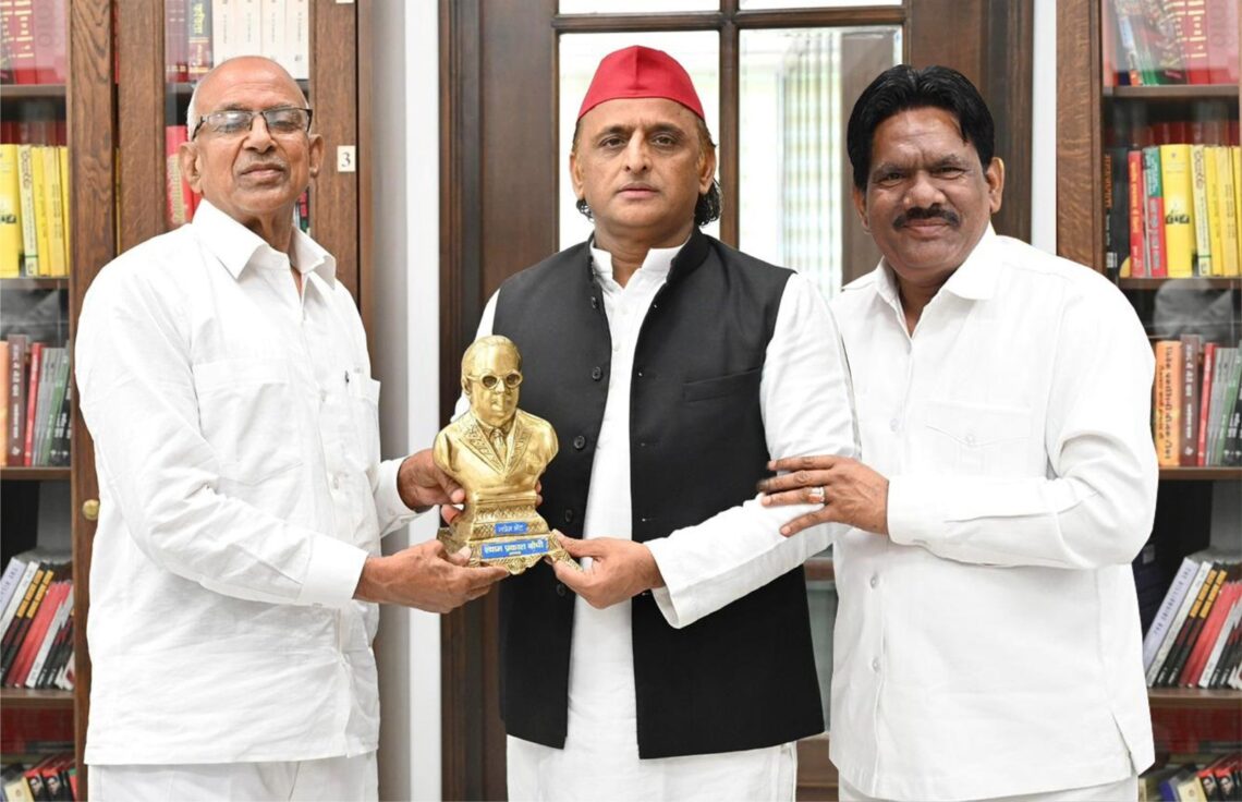 आज़ाद समाज पार्टी छोड़ नेताओं ने थामा सपा का दामन