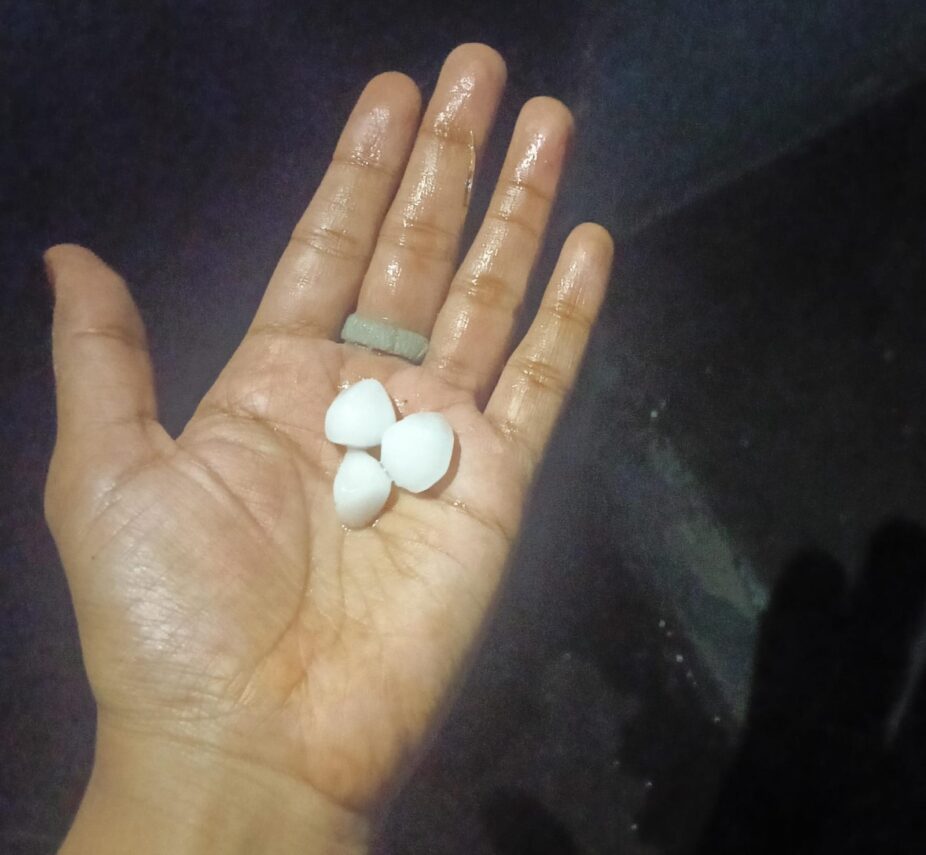 आगरा में ओलों की बारिश से मौसम बदला, फसलों को नुकसान