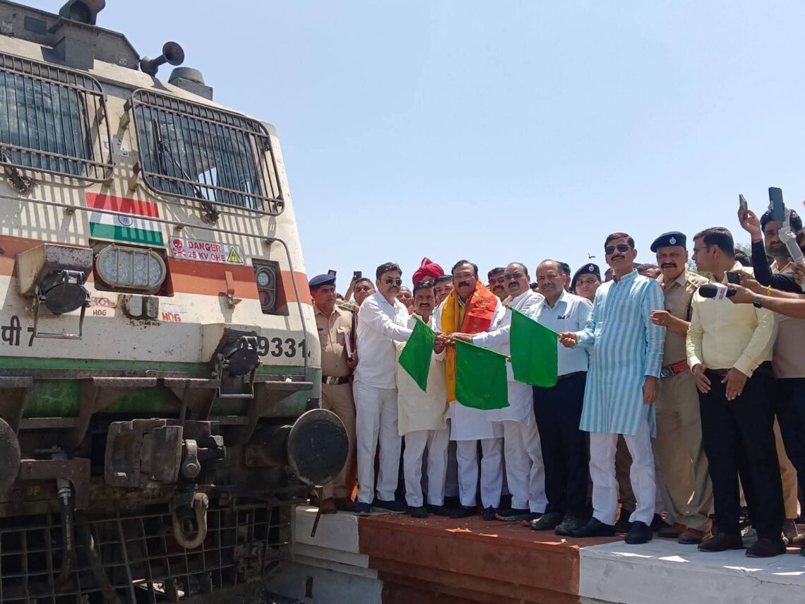 बाह-फतेहाबाद से सुपरफास्ट साप्ताहिक ट्रेन का शुभारंभ, सांसद राजकुमार चाहर ने दिखाई हरी झंडी