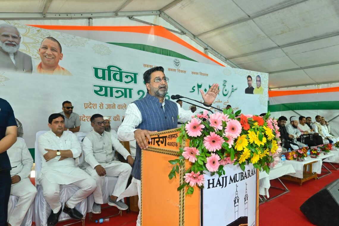 मंत्री दानिश आजाद अंसारी ने हज-2026 यात्रियों की पहली खेप हरी झंडी दिखाकर किया रवाना