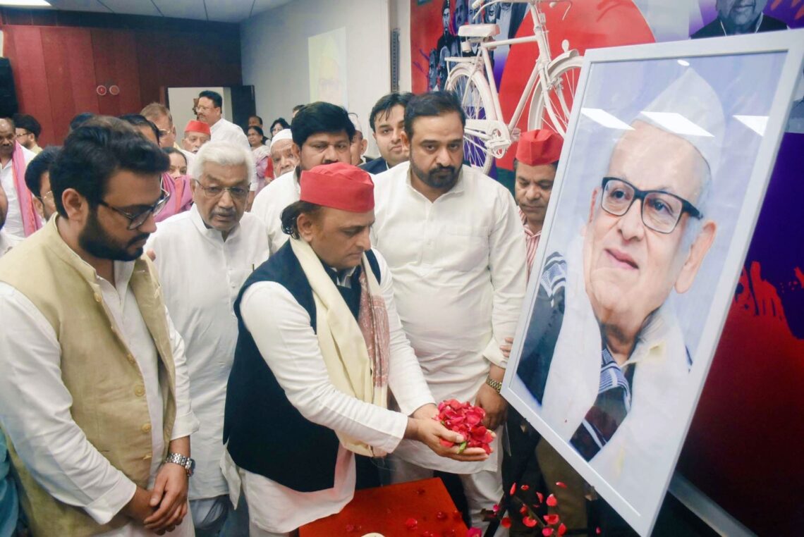 Tribute Meeting Held in Lucknow on Second Death Anniversary of Aziz Qureshi, Akhilesh Yadav Pays Homage