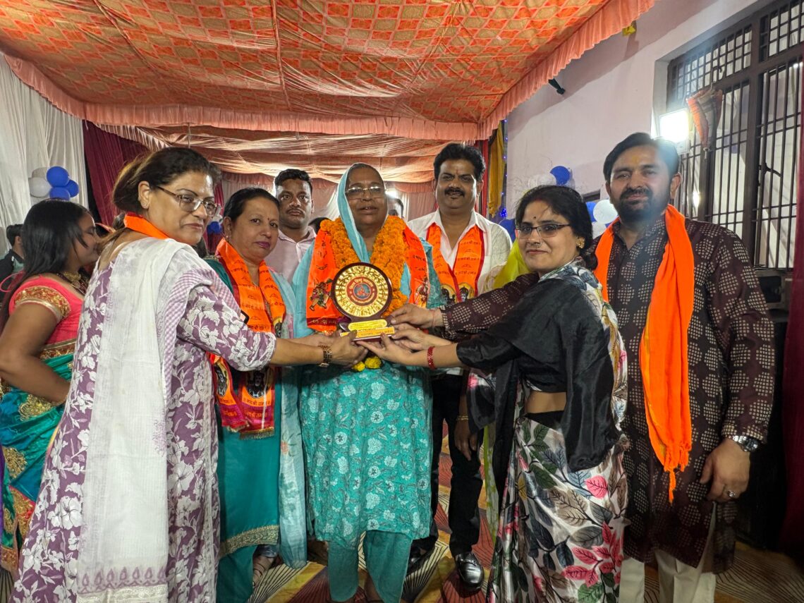 किन्नर गुरु मुकेश बाई ने अनाथ बच्ची को अपनाकर बदली समाज की सोच, विश्व हिंदू महासंघ ने किया सम्मानित