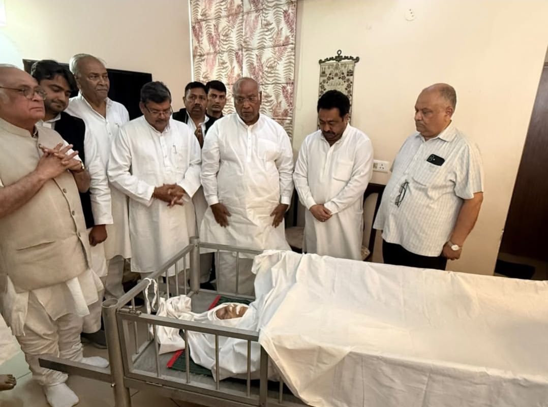 कांग्रेस अध्यक्ष मल्लिकार्जुन खरगे ने मोहसिना किदवई को दी श्रद्धांजलि, परिजनों से मिलकर जताया शोक