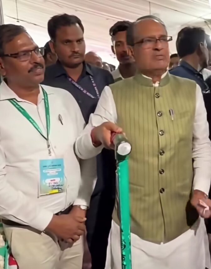 “100 मीटर दूर से खतरे का अलर्ट! किसानों के लिए बना अनोखा सुरक्षा यंत्र”