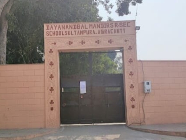 स्कूल पर अभिभावक का आरोप: रिपोर्ट कार्ड और टीसी न देने से छात्रा का भविष्य अधर में