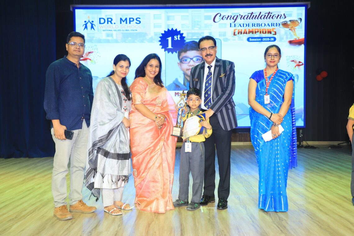 डॉ एमपीएस वर्ल्ड स्कूल में टॉपर्स का सम्मान, 193 विद्यार्थियों को मिला पुरस्कार