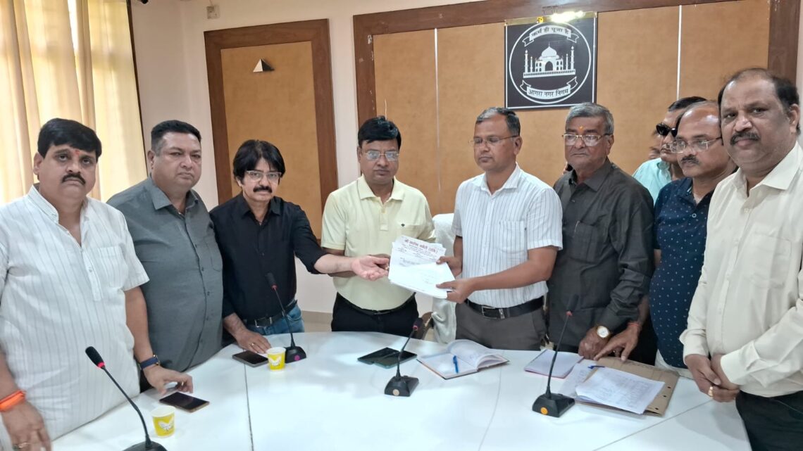 आगरा सर्राफा एसोसिएशन और आगरा व्यापार मंडल ने ट्रेड लाइसेंस शुल्क के खिलाफ खोला मोर्चा, व्यापारियों ने दी आंदोलन की चेतावनी