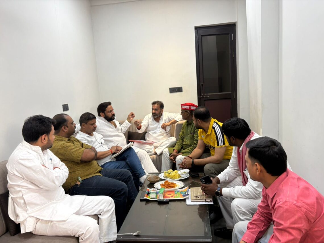 नाश्ते पर “कर” की चर्चा:  समाजवादी नेताओं की मीठी चाय, कड़वा ट्रेड लाइसेंस!