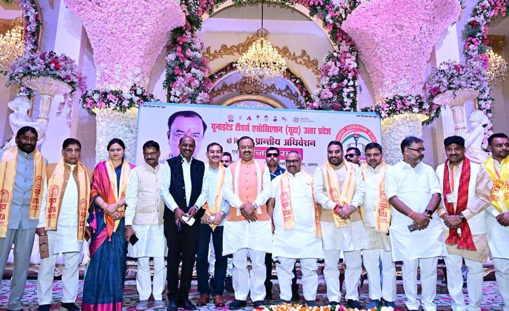 आगरा में गरजे उपमुख्यमंत्री: “शिक्षक अपने बच्चों को सरकारी स्कूल भेजें, बदलेगी धारणा”