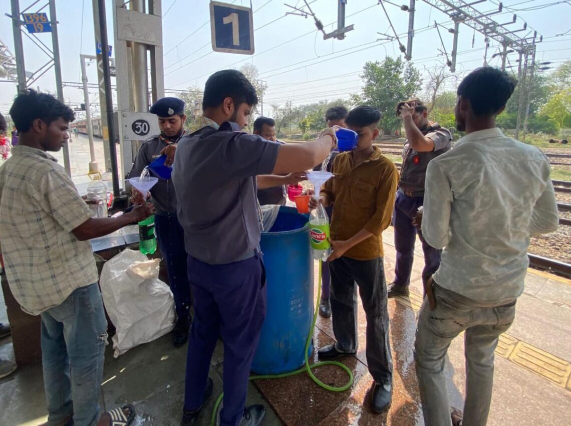 भीषण गर्मी में राहत: आगरा मंडल के स्टेशनों पर ठंडे पानी की प्याऊ सेवा शुरू