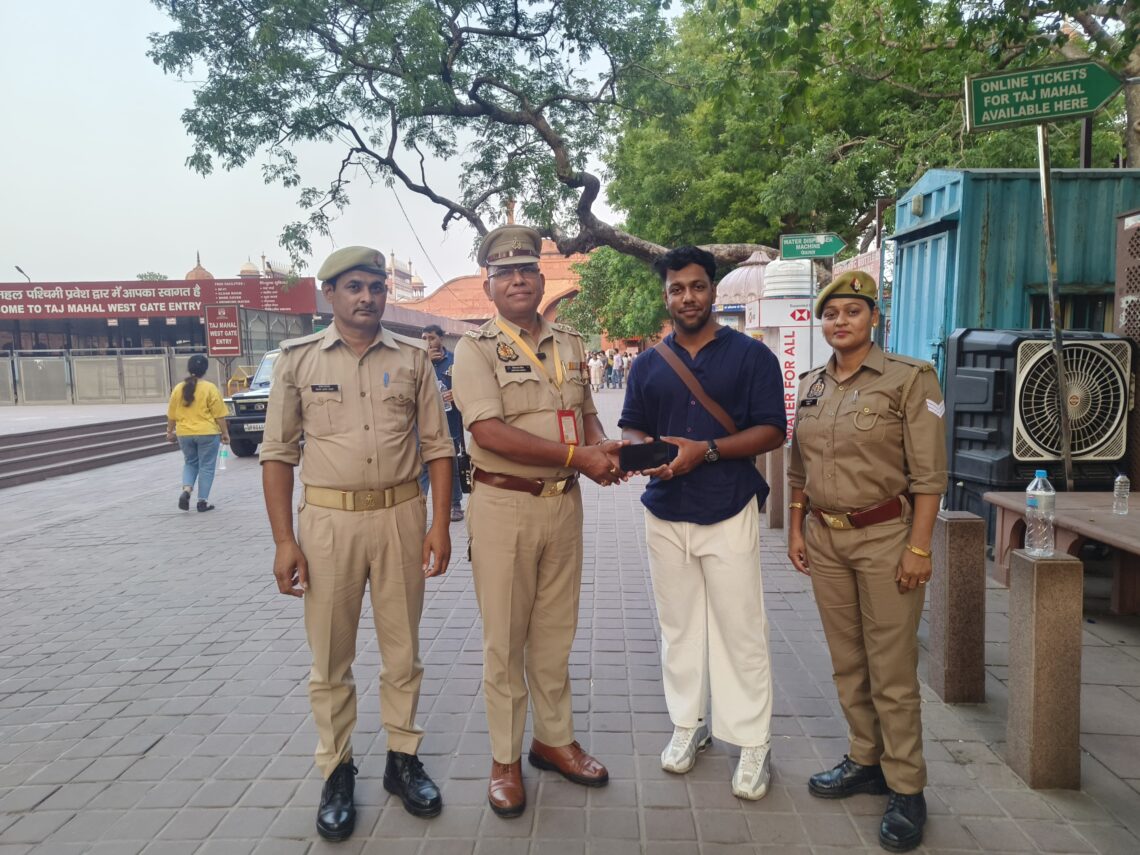 पर्यटक का ₹1 लाख कीमती आईफोन ताज सुरक्षा पुलिस ने खोजकर लौटाया
