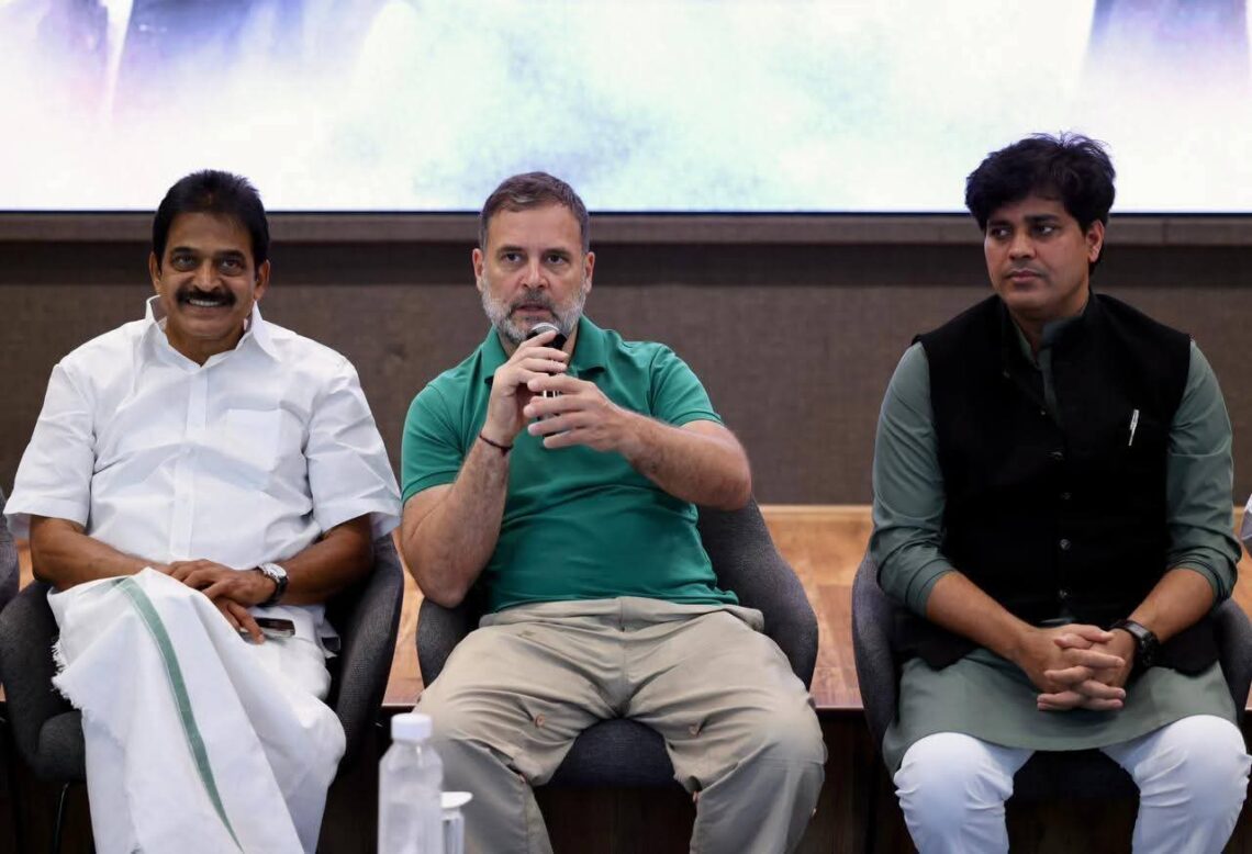 माइनॉरिटी एडवाइजरी काउंसिल की पहली बैठक में शामिल हुए राहुल गांधी