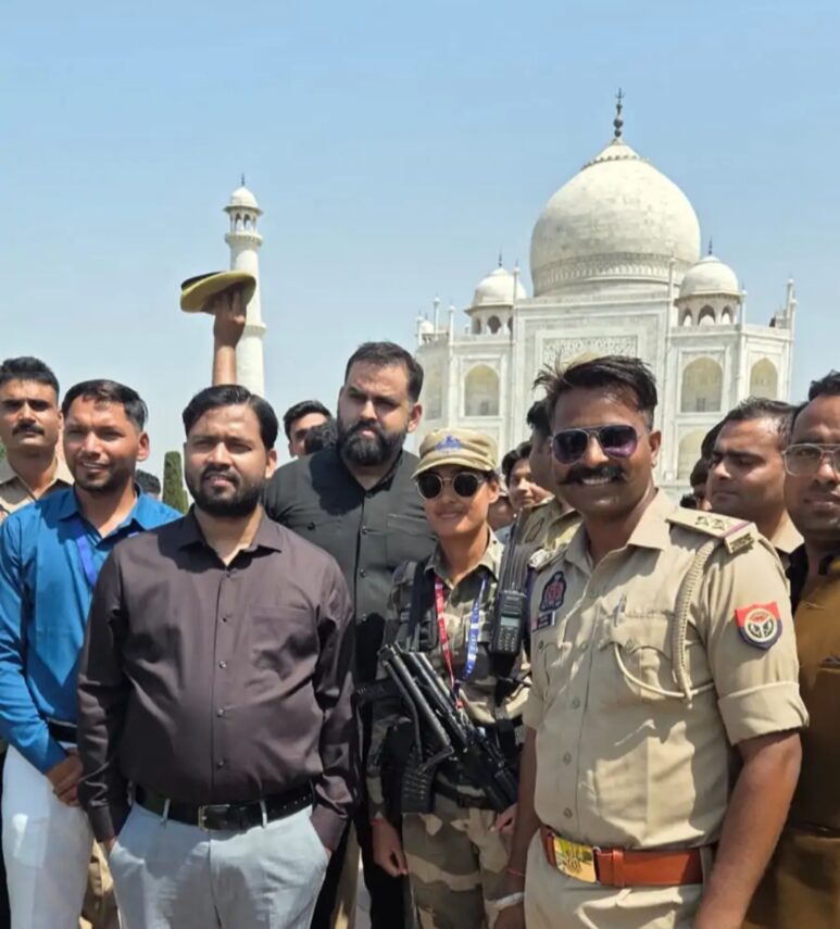 ताजमहल में खान सर की मौजूदगी से बढ़ा उत्साह, पर्यटकों में सेल्फी की होड़