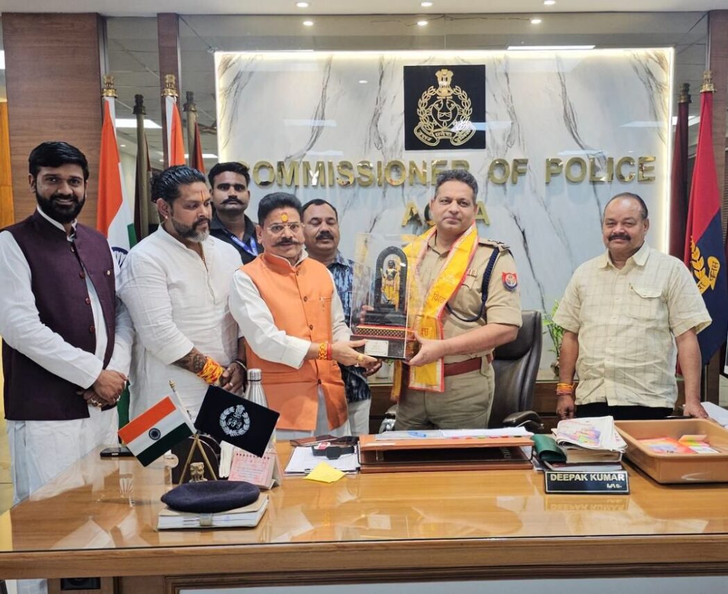 आगरा पुलिस आयुक्त को राष्ट्र सुरक्षा के प्रहरी का सम्मान: धर्मांतरण गिरोह के पर्दाफाश पर पुलिस आयुक्त दीपक कुमार जी को विश्व हिन्दू रक्षा परिषद ने किया सम्मानित