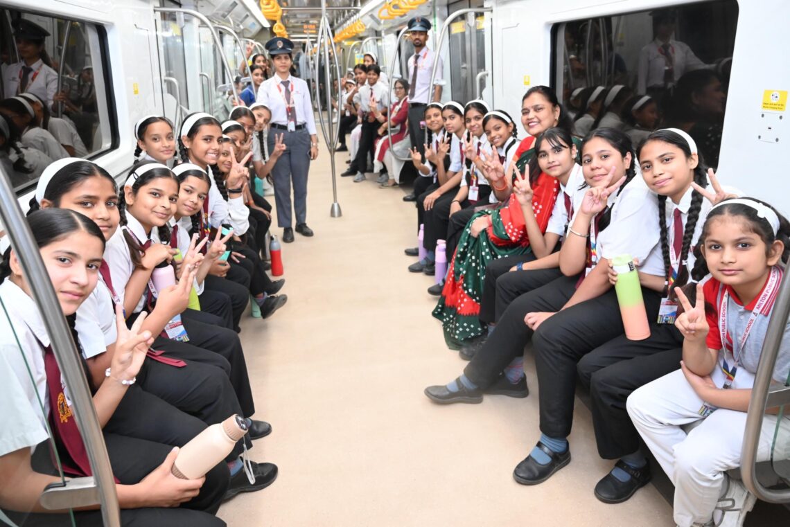 मिल्टन पब्लिक स्कूल के बच्चों ने की मेट्रो में यात्रा, बच्चों ने जानी मेट्रो की खूबियां