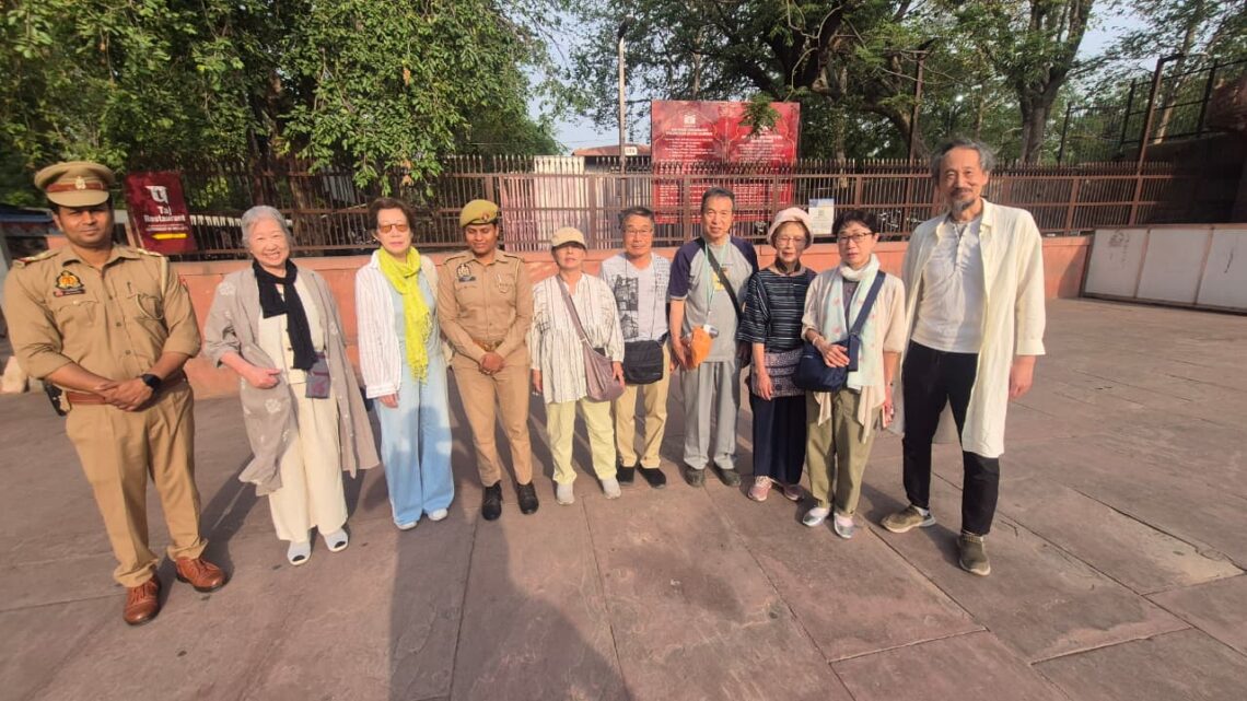 अतिथि देवो भव: की भावना के साथ ताज पर विदेशी पर्यटकों का स्वागत, ताज सुरक्षा पुलिस का मित्रवत व्यवहार