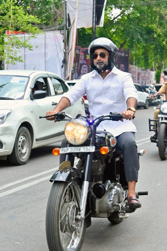 ऊर्जा संरक्षण के संदेश के साथ बाइक से सचिवालय पहुंचे राज्यमंत्री दानिश आज़ाद अंसारी