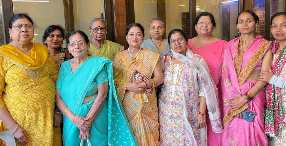बड़े-बुजुर्गों की छत्रछाया में ही फलते-फूलते हैं घर-परिवार..
